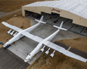 เผยโฉม Stratolaunch เครื่องบินที่ใหญ่ที่สุดในโลก ด้วยปีกตัวเครื่องที่ยาวกว่าสนามอเมริกันฟุตบอล คาดเตรียมทดสอบบินจริงปี 2019